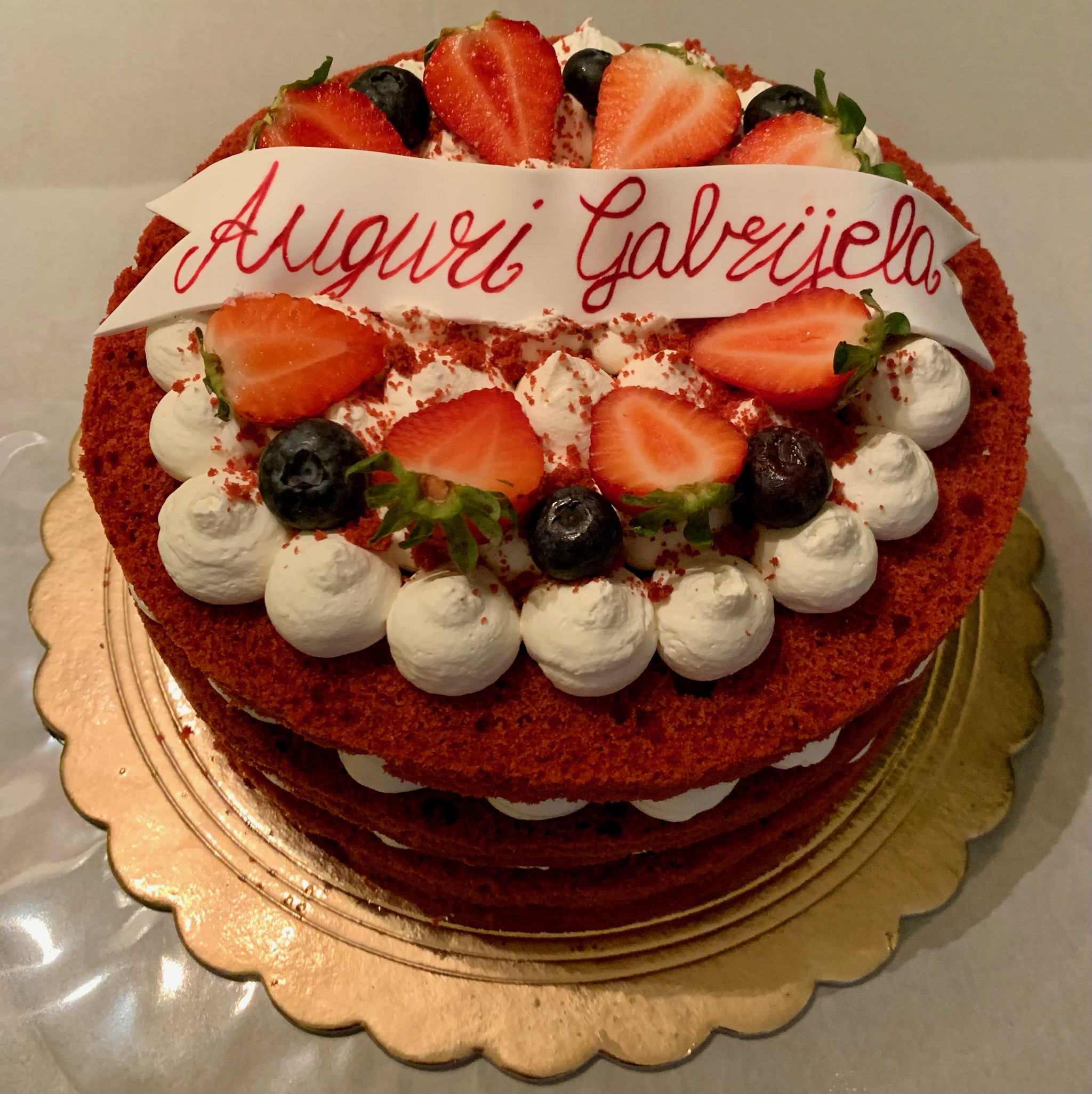 Torta 1 Piano Red Velvet Fragole Mirtilli Panna Auguri Gabrijela