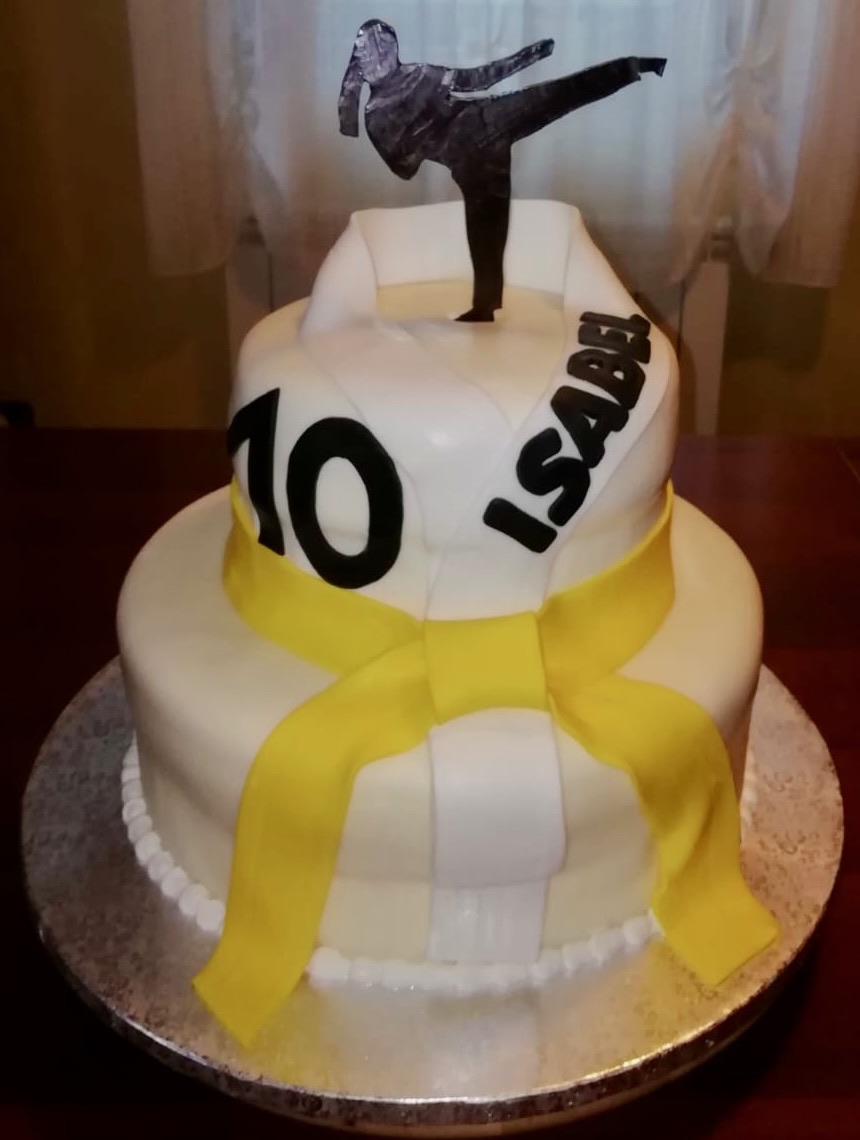 Torta 2 Piani Bianca Gialla Karate Isabel 10