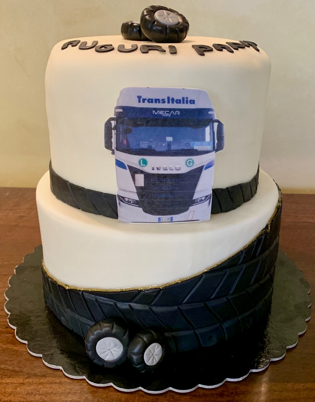 Torta 2 Piani Bianca Nera Tema Camion Iveco Auguri Papi