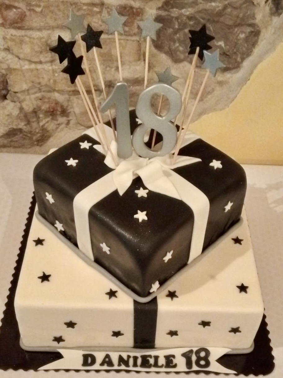 Torta 2 Piani Nera Stelle Daniele 18