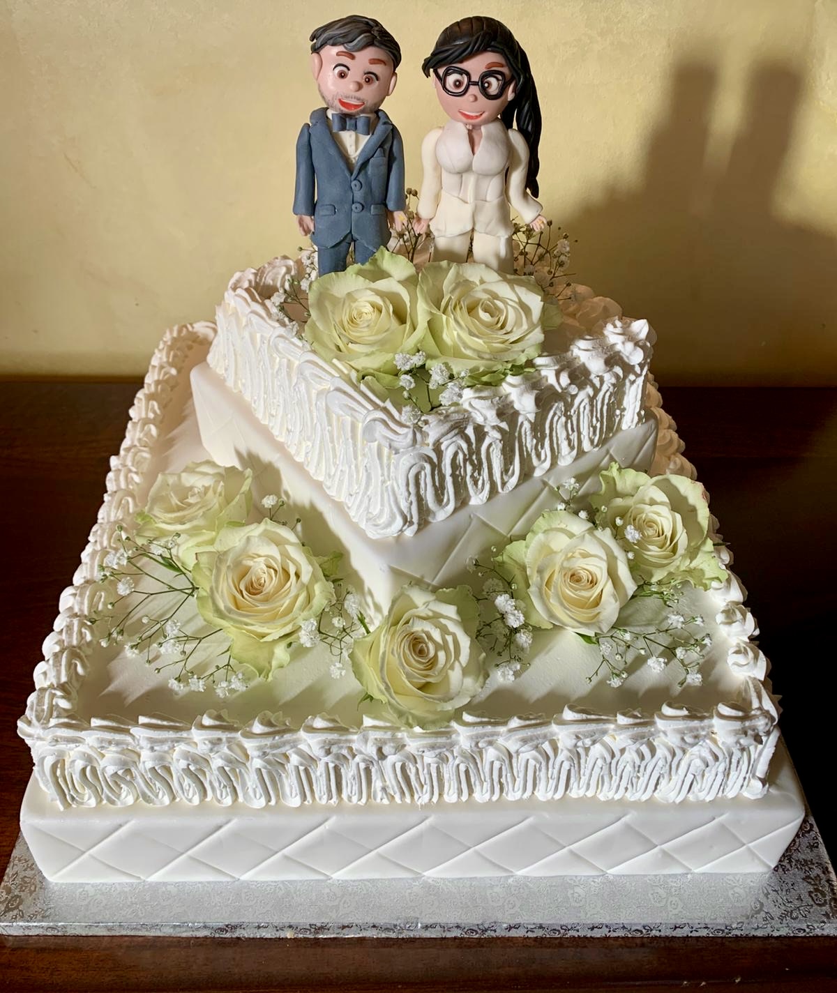Torta 2 Piani Quadrata Bianca Rose Sposi Statuine Matrimonio