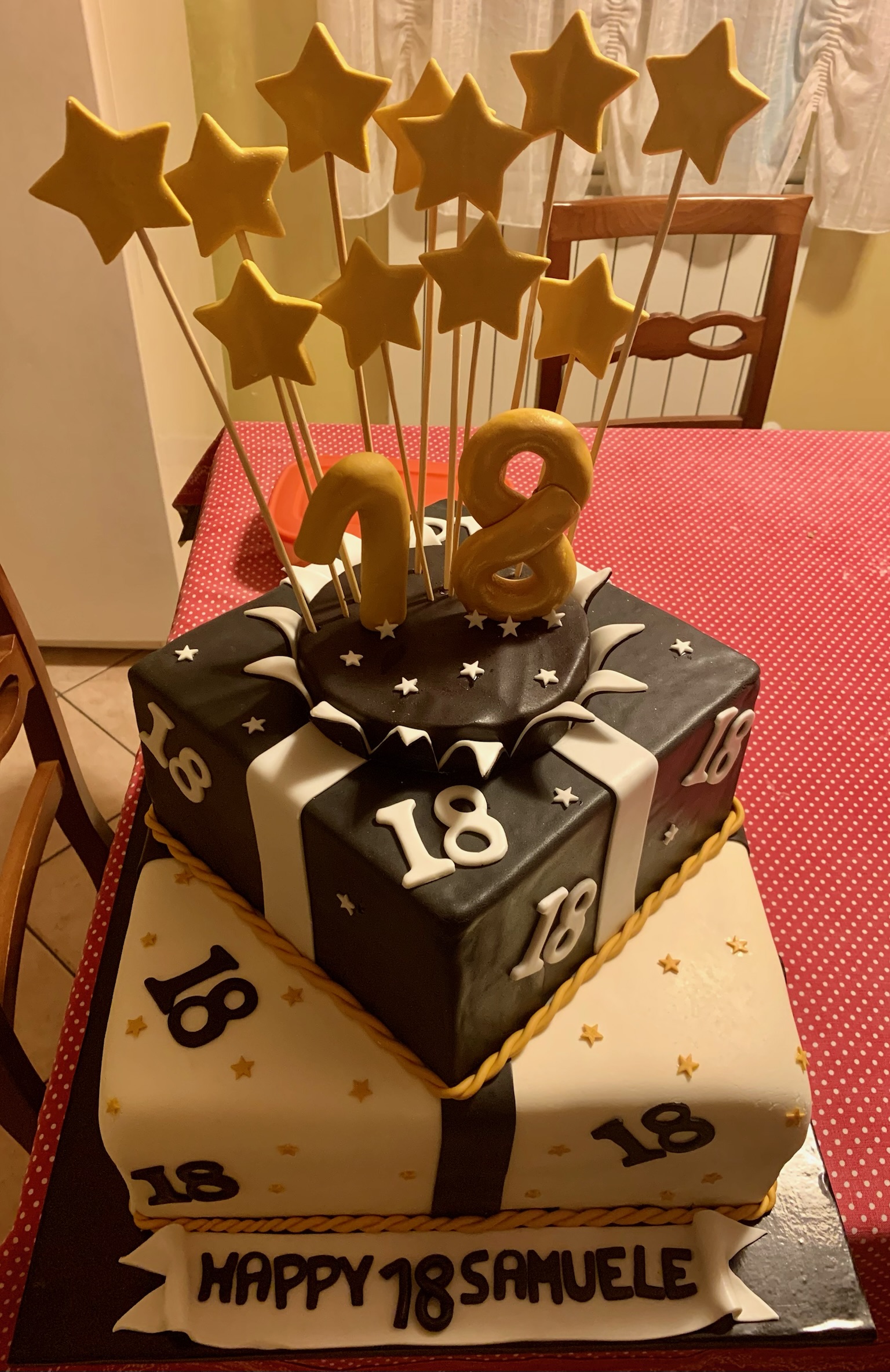 Torta 2 Piani Quadrata Nera Bianca Oro Stelle 18anni Samuele