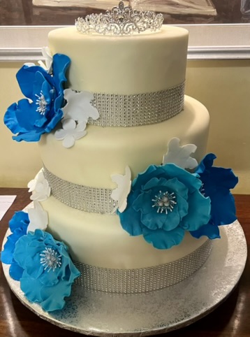 Torta 3 Piani Bianca Azzurra Fiori Blu Strass Tiara Matrimonio
