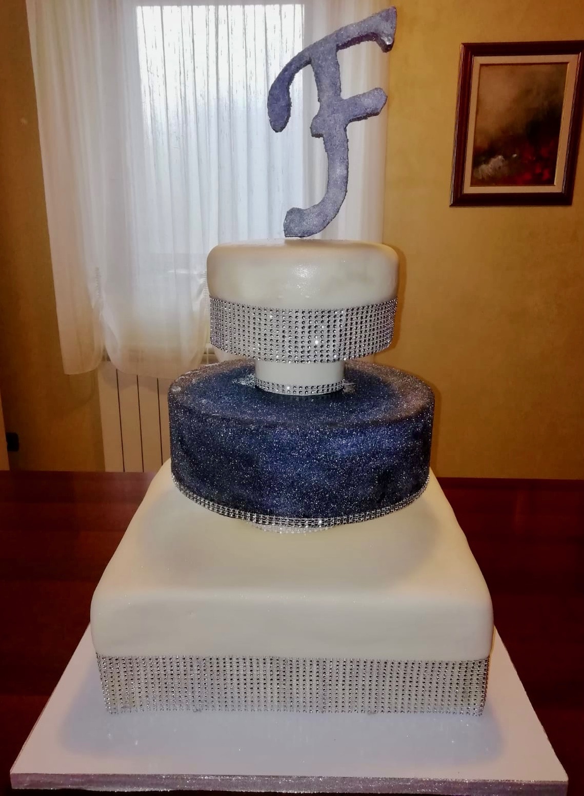 Torta 3 Piani Bianca Blu Glitter Lettera F