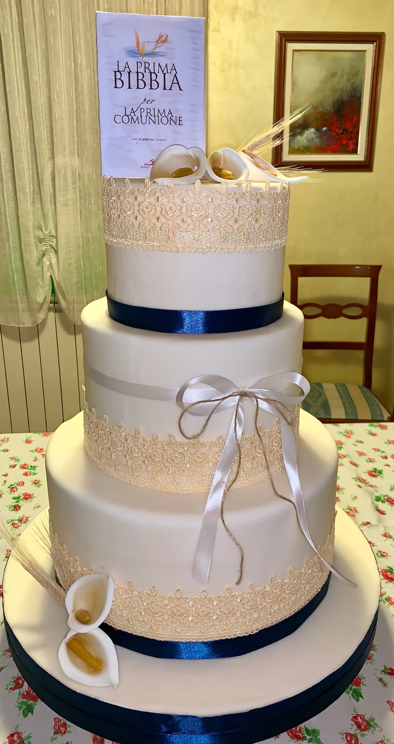 Torta 3 Piani Bianca Blu Pizzo Calla Fiocco Comunione