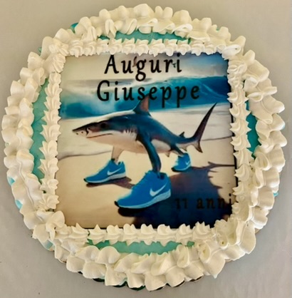 Torta Cialda Bianca Celeste Squalo Nike Auguri Giuseppe 11anni