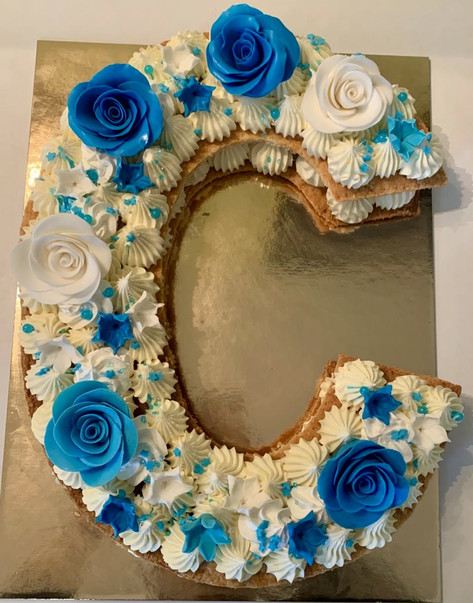 Cream Tart Lettera C Bianca Blu Rose Bianche