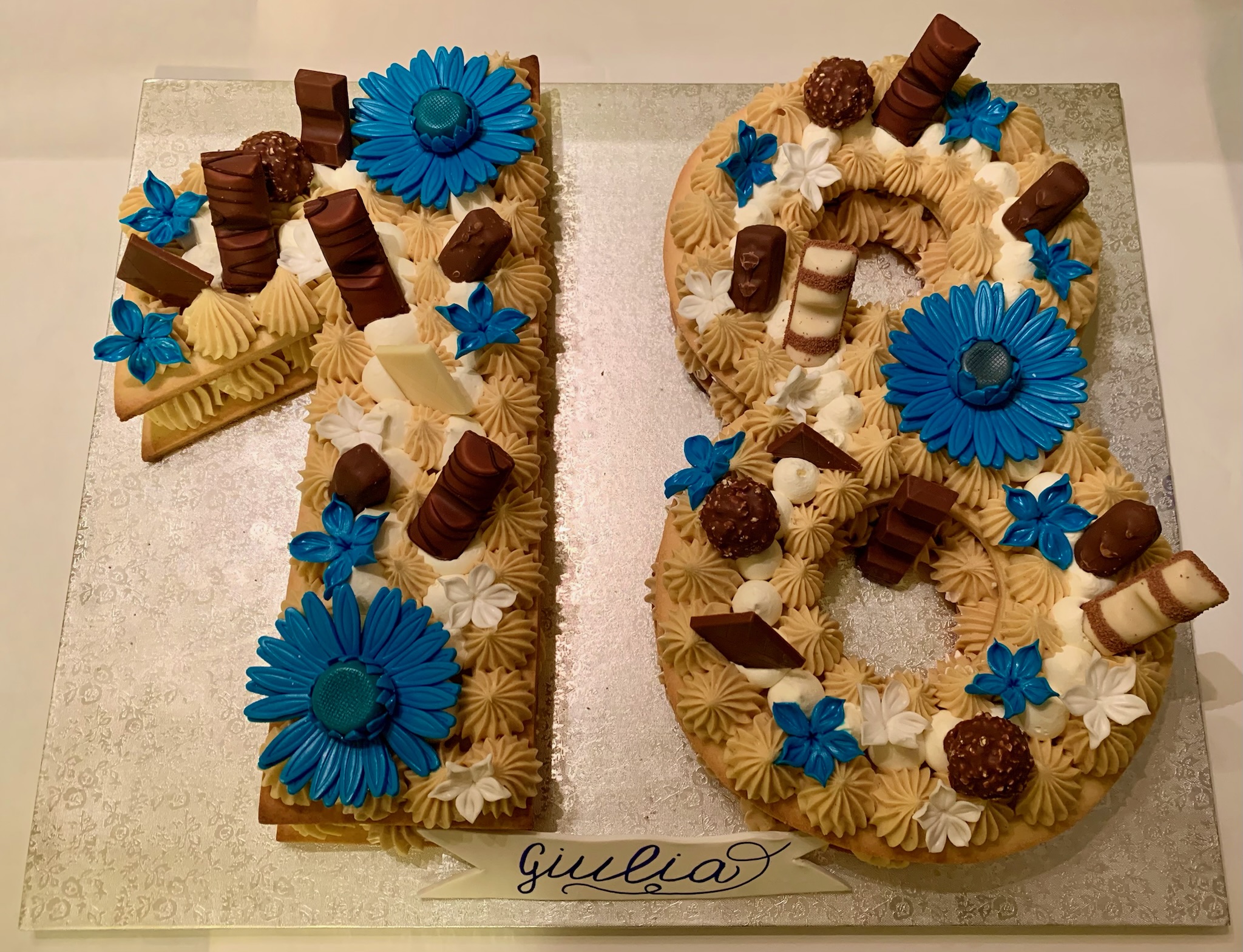 Cream Tart Numero 18 Beige Marrone Cioccolato Fiori Blu Giulia
