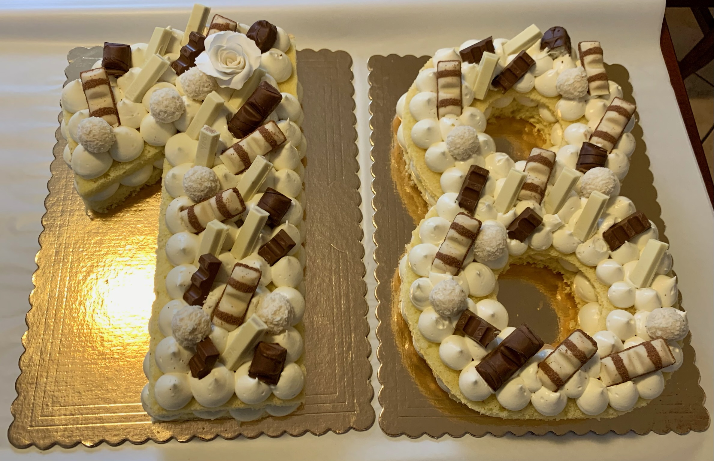 Cream Tart Numero 18 Bianca Oro Cioccolato Raffaello Kitkat