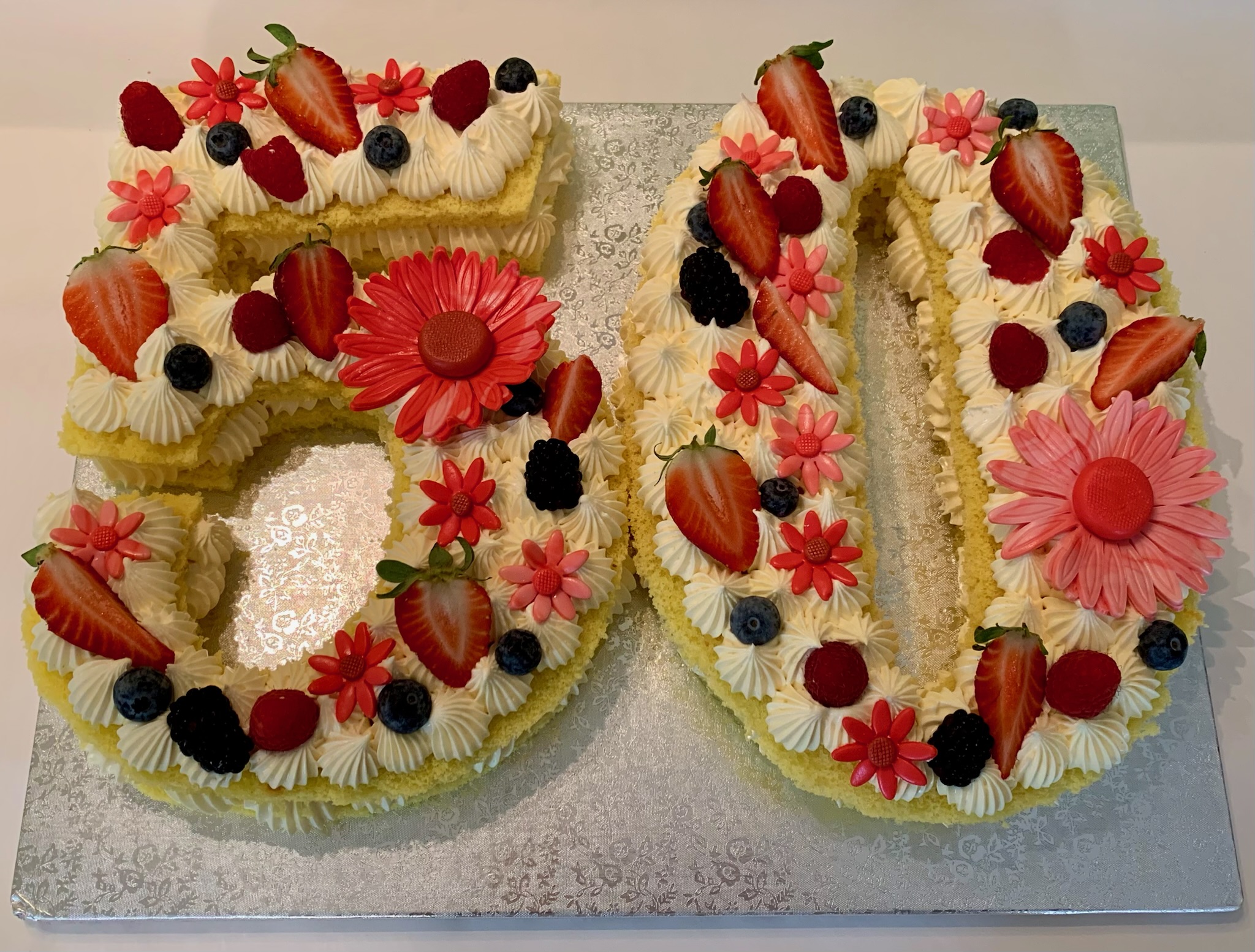 Cream Tart Numero 50 Bianca Rosa Fragole Fiori Rossi