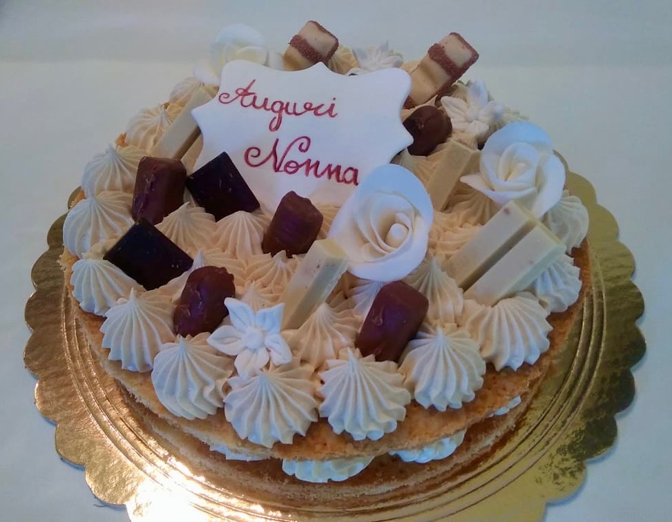 Cream Tart Rotonda Beige Crema Cioccolato Rose Bianche Auguri Nonna