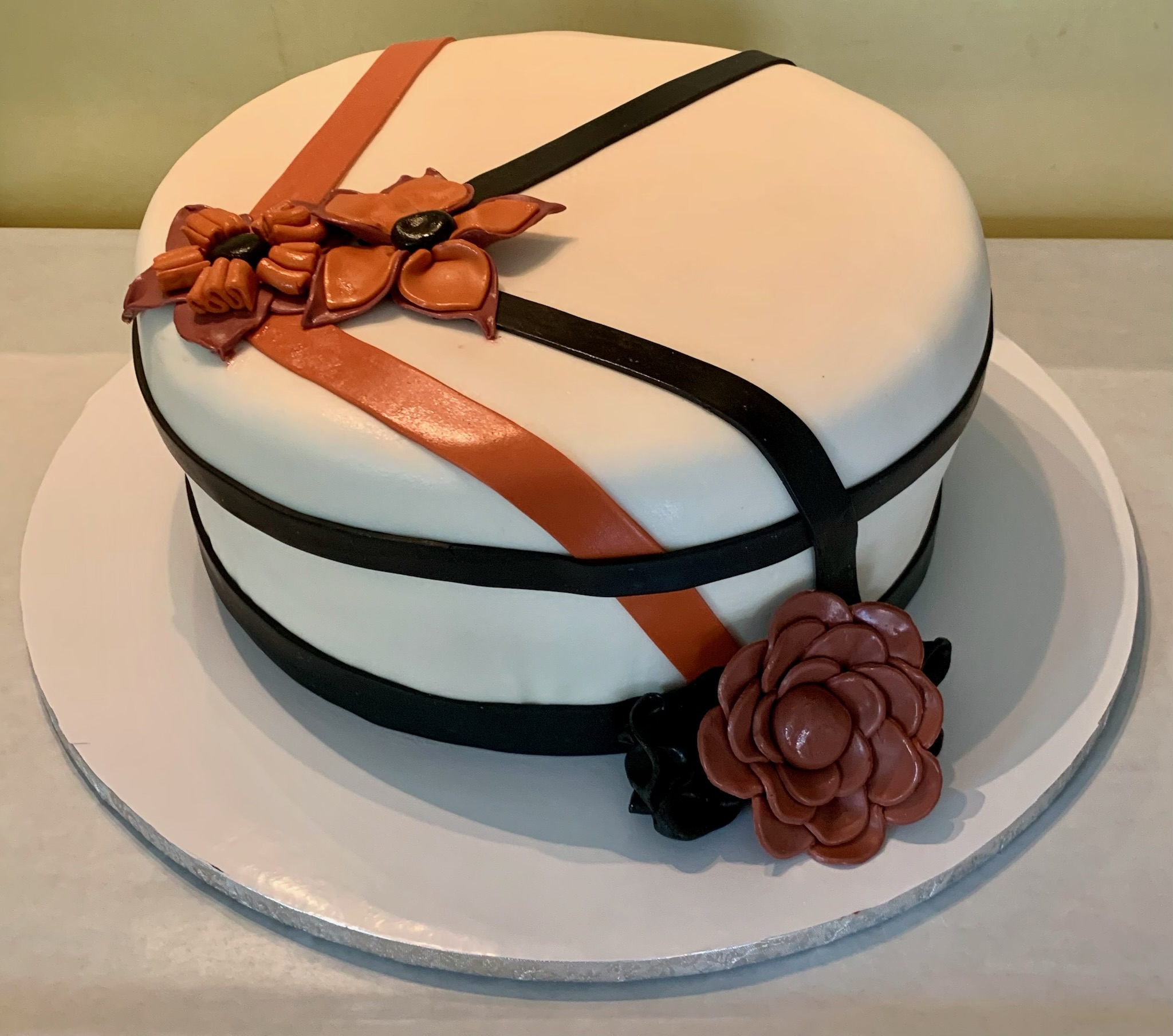 Torta Bianca Elegante Nastri Nero Arancio Fiori