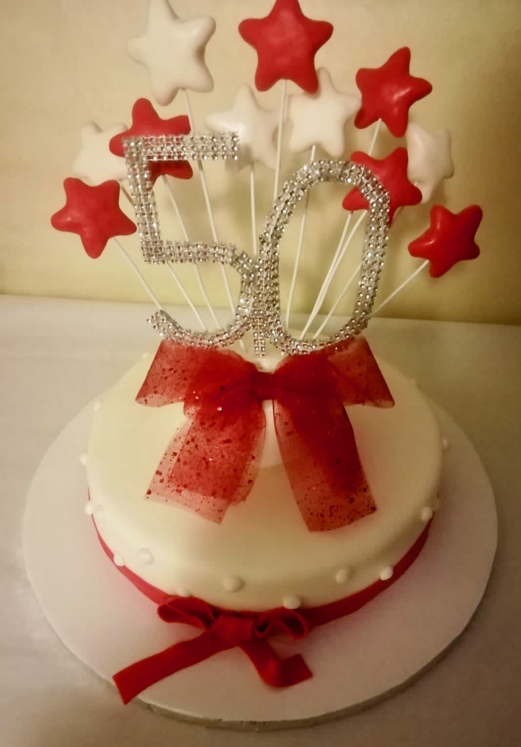 Torta Bianca Rossa Stelle Nastro 50 Compleanno
