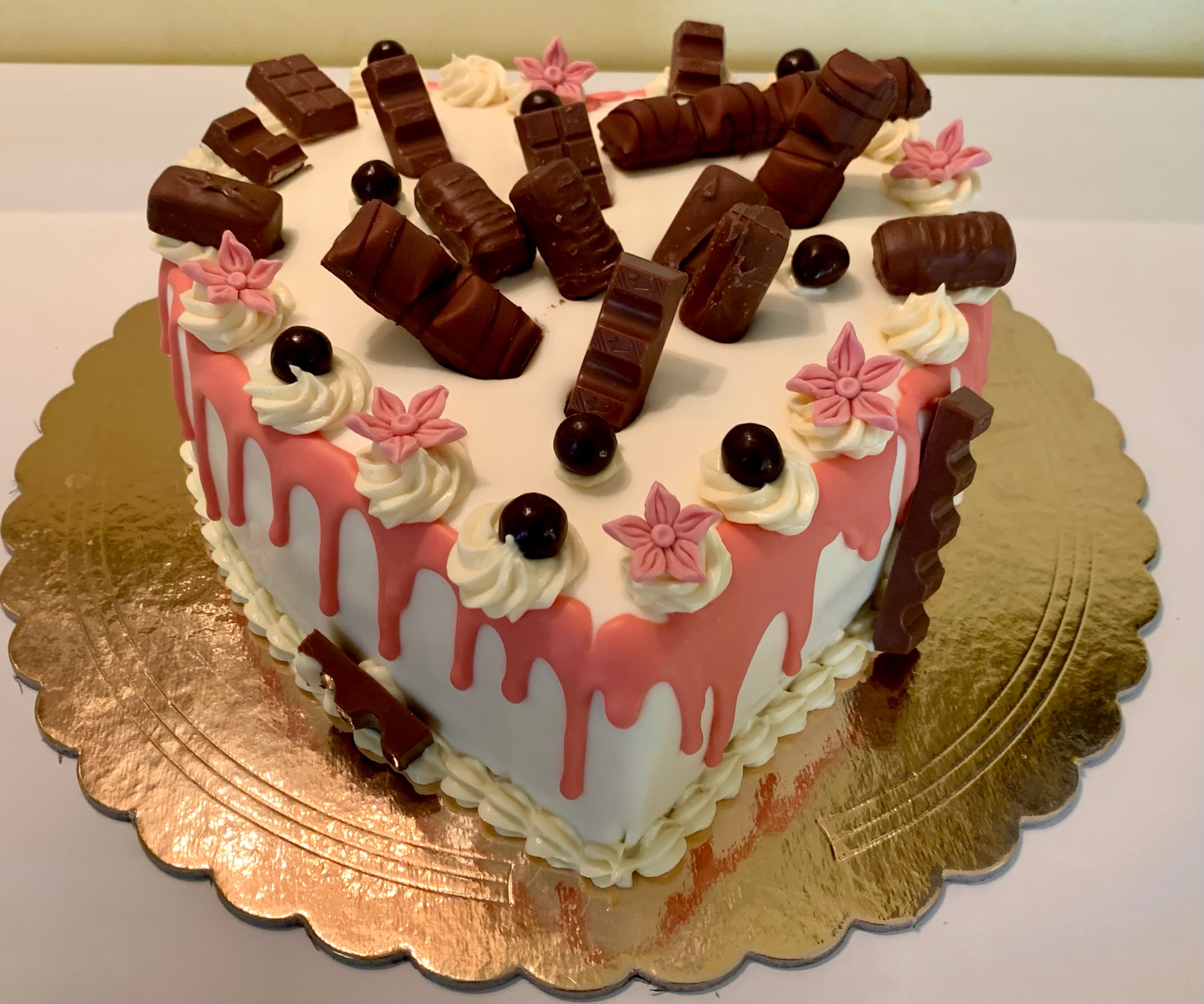Torta Cuore Bianca Cioccolato Rosa Drip Kitkat