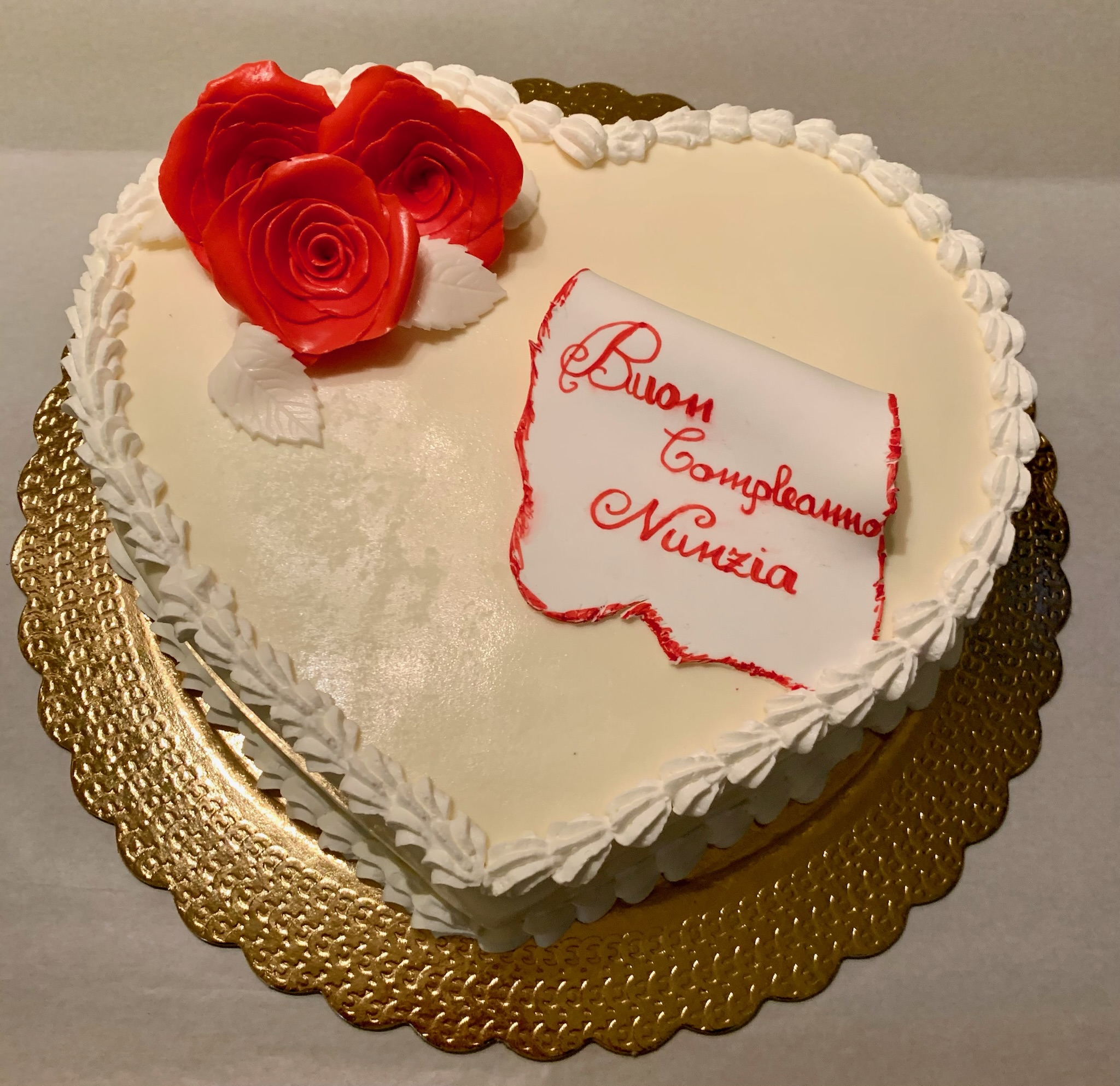 Torta Cuore Bianca Rose Rosse Buon Compleanno Nunzia