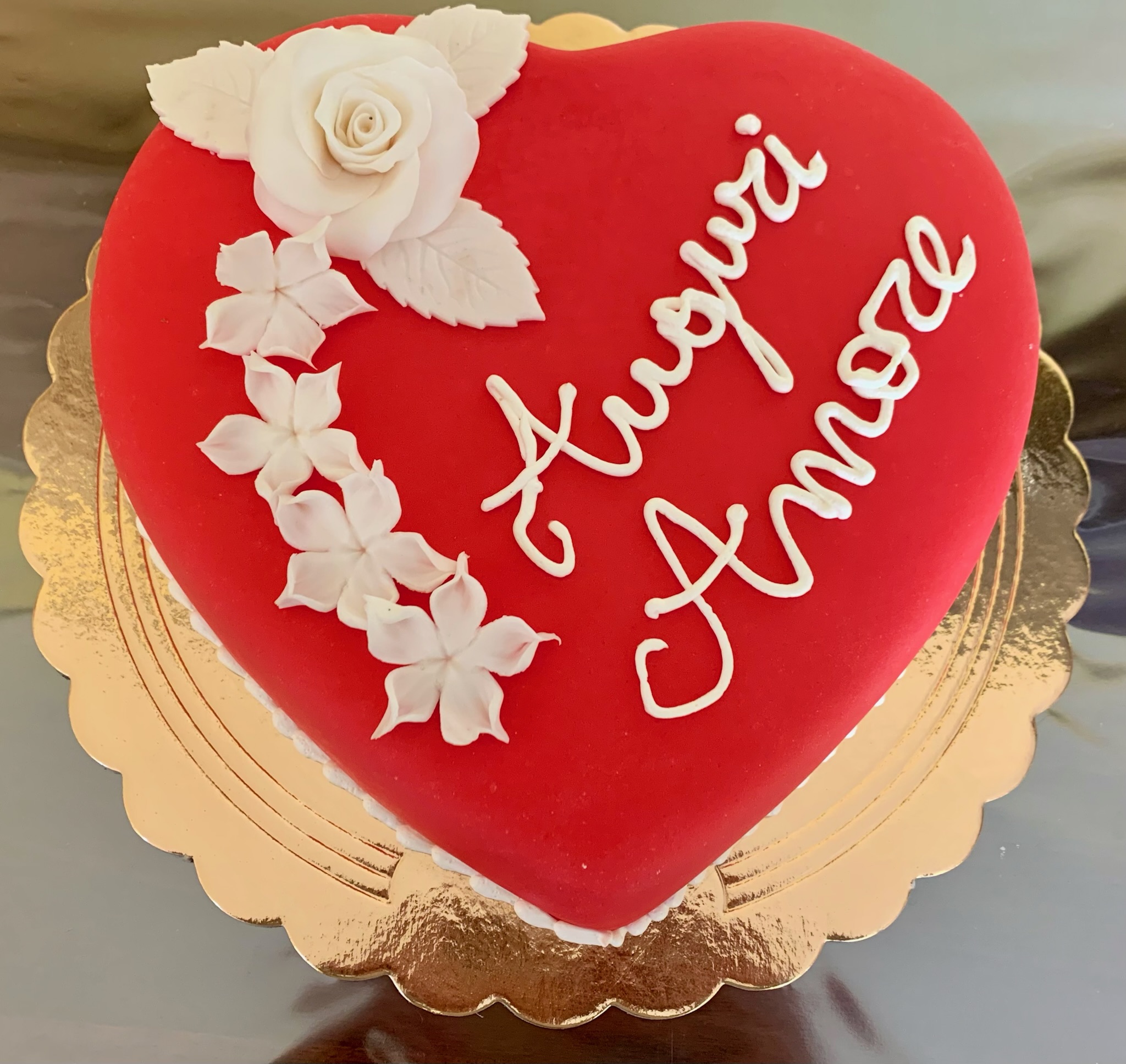 Torta Cuore Rosso Rose Bianche Auguri Amore