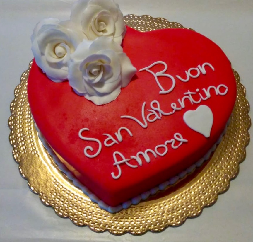 Torta Cuore Rosso San Valentino Rose Bianche