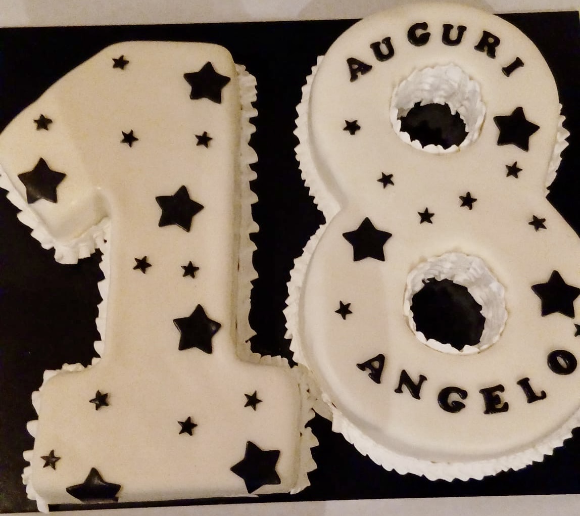 Torta Numero 18 Bianca Stelle Nere Angelo