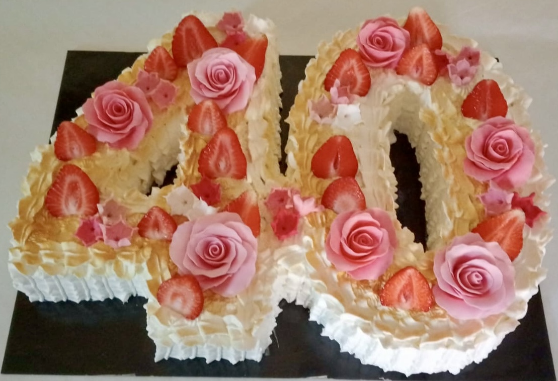 Torta Numero 40 Panna Rose Rosa Fragole