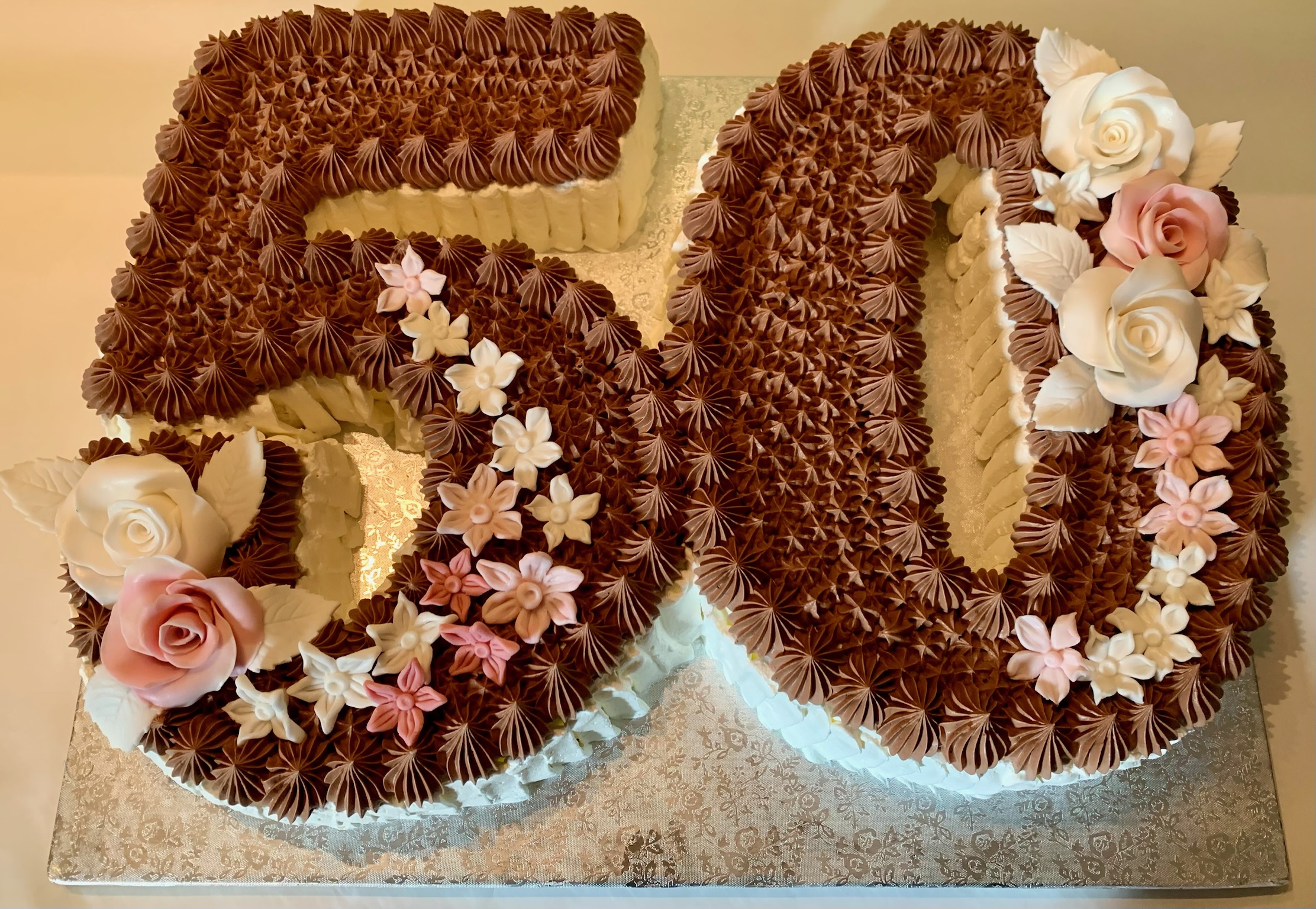 Torta Numero 50 Cioccolato Rose Rosa Bianche