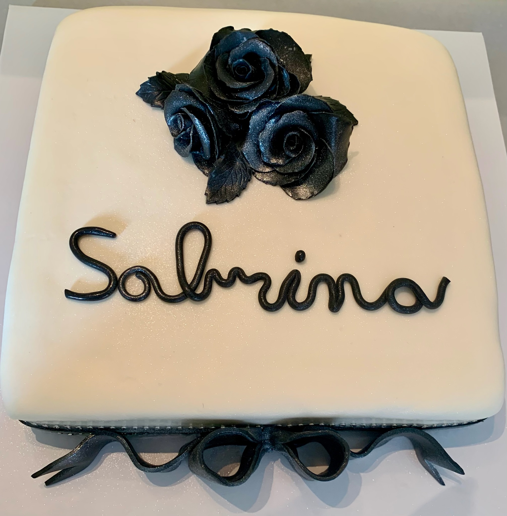 Torta Quadrata Bianca Rose Nere Sabrina