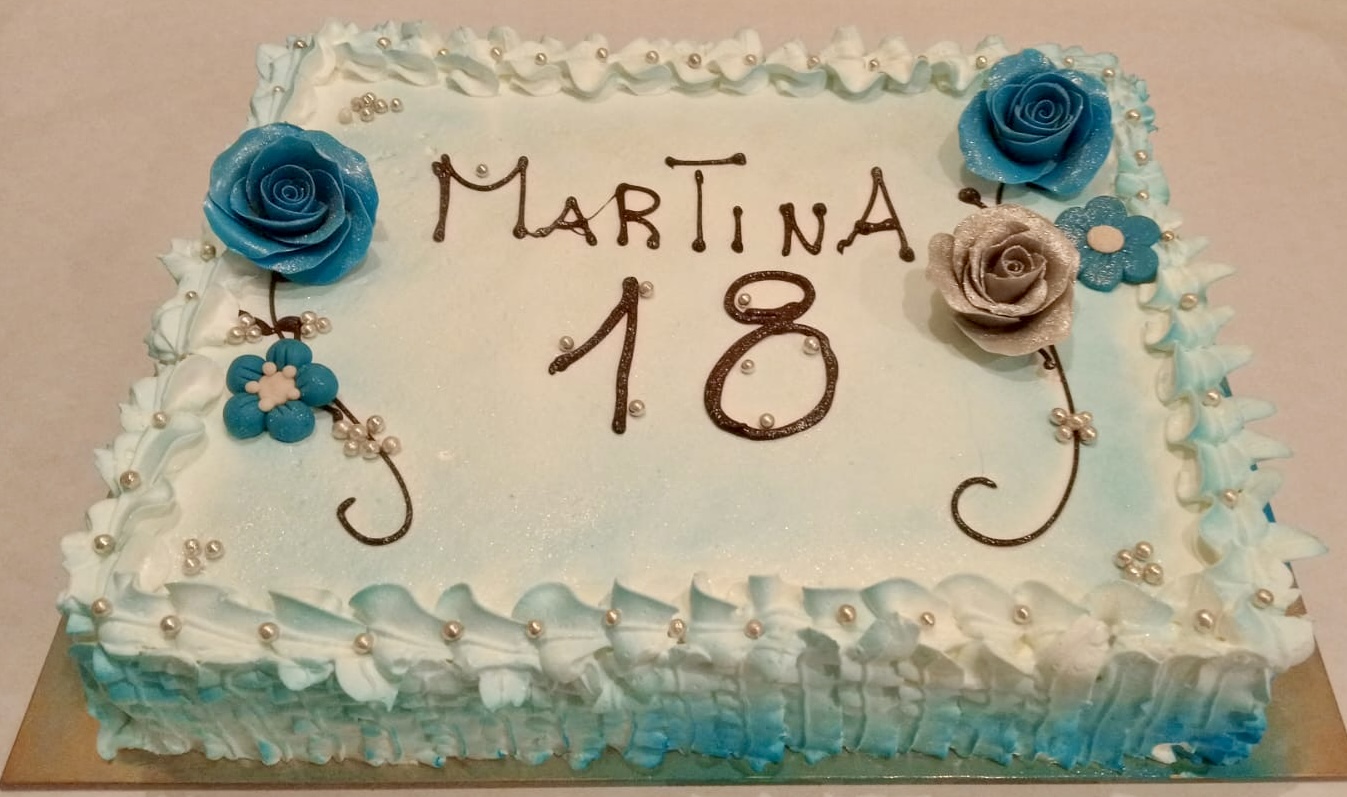 Torta Rettangolare Bianca Azzurra Rose Martina 18