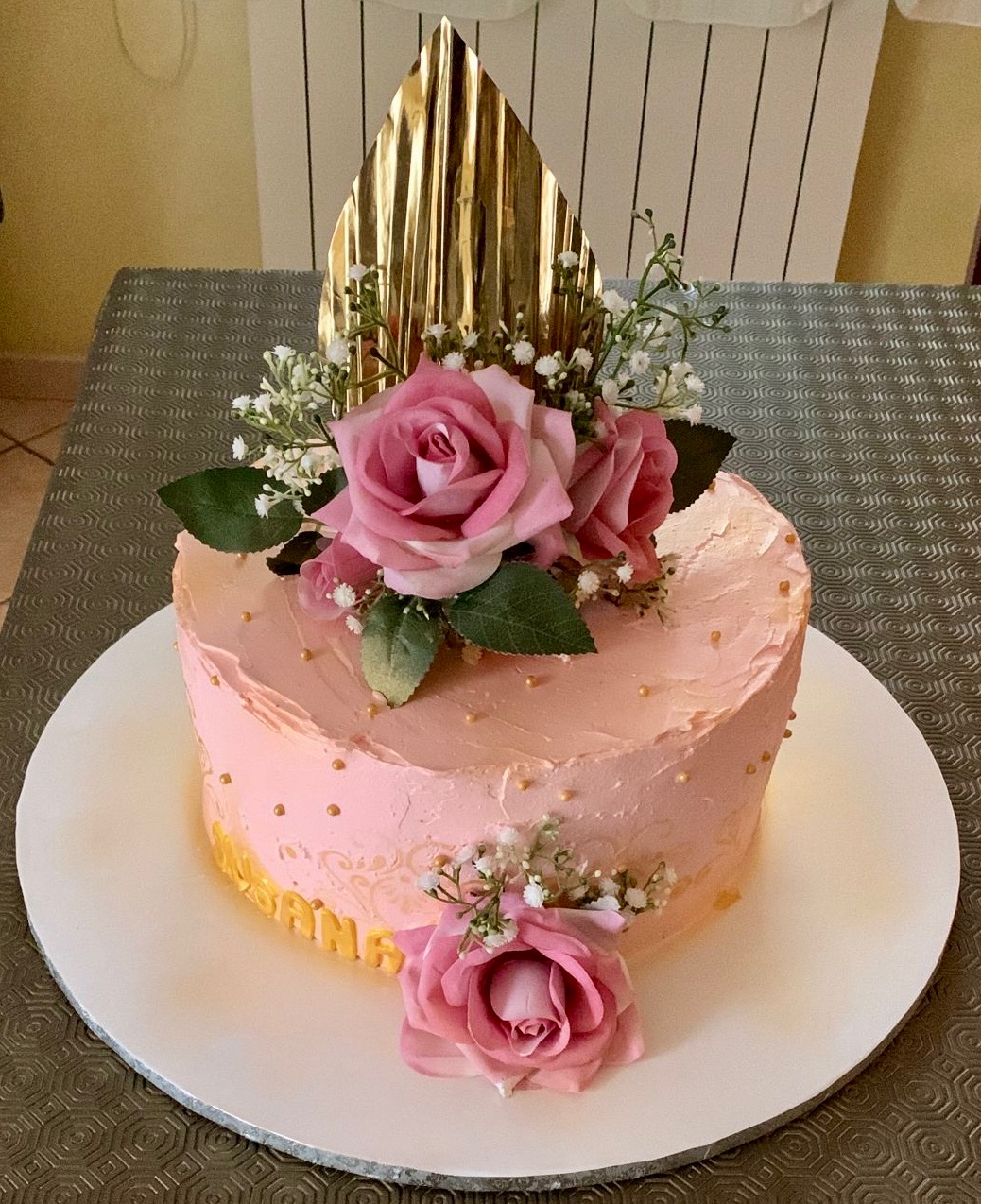 Torta Rosa Crema Rose Fresche Decorazione Oro