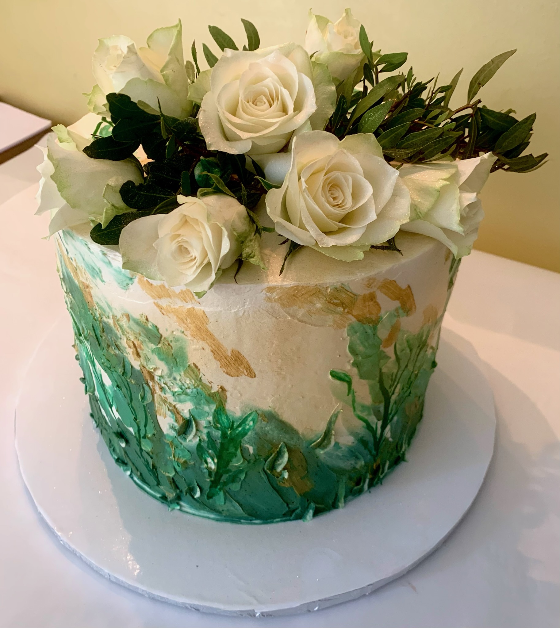 Torta Rose Bianche Fresche Effetto Pittura Verde Oro