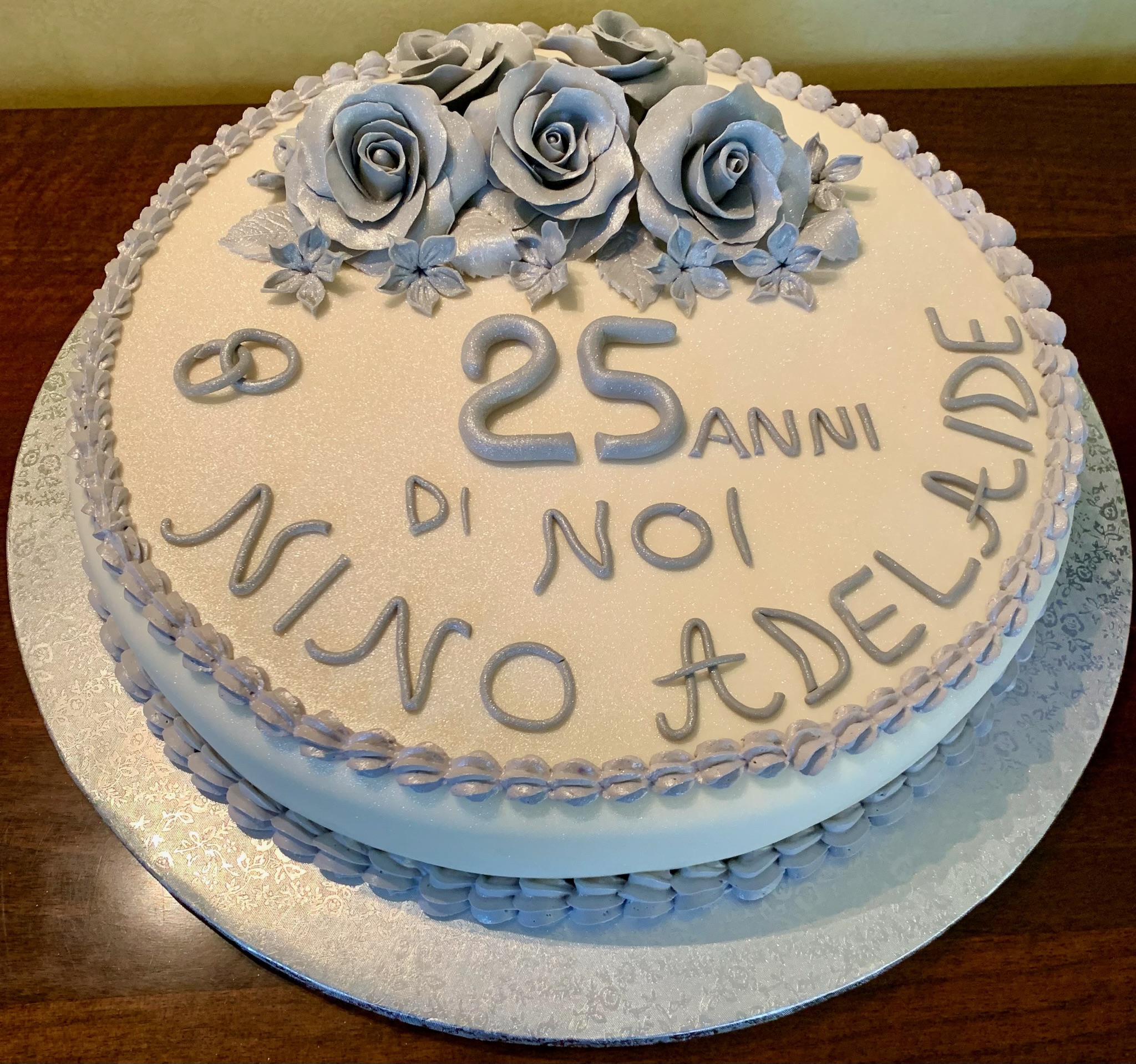 Torta Rotonda Bianca Argento Rose Azzurre Anniversario 25anni