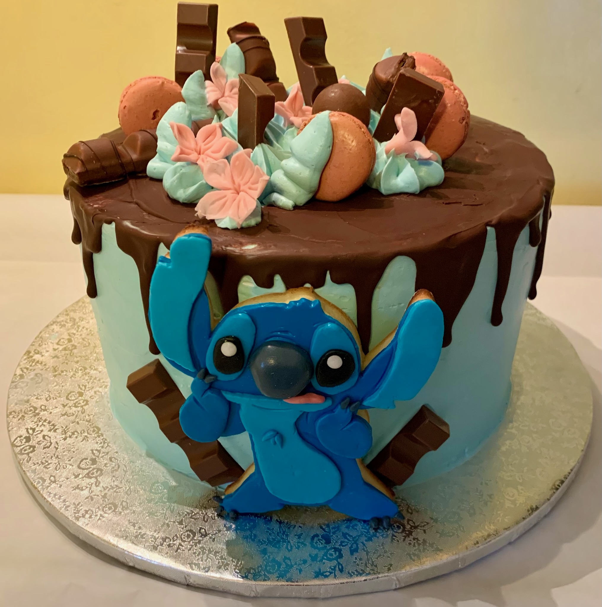 Torta Rotonda Celeste Cioccolato Drip Stitch Macarons