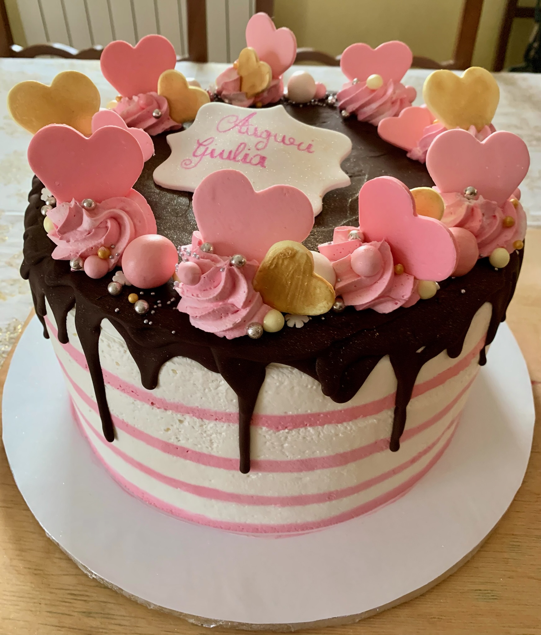 Torta Rotonda Cioccolato Drip Rosa Cuori Giulia