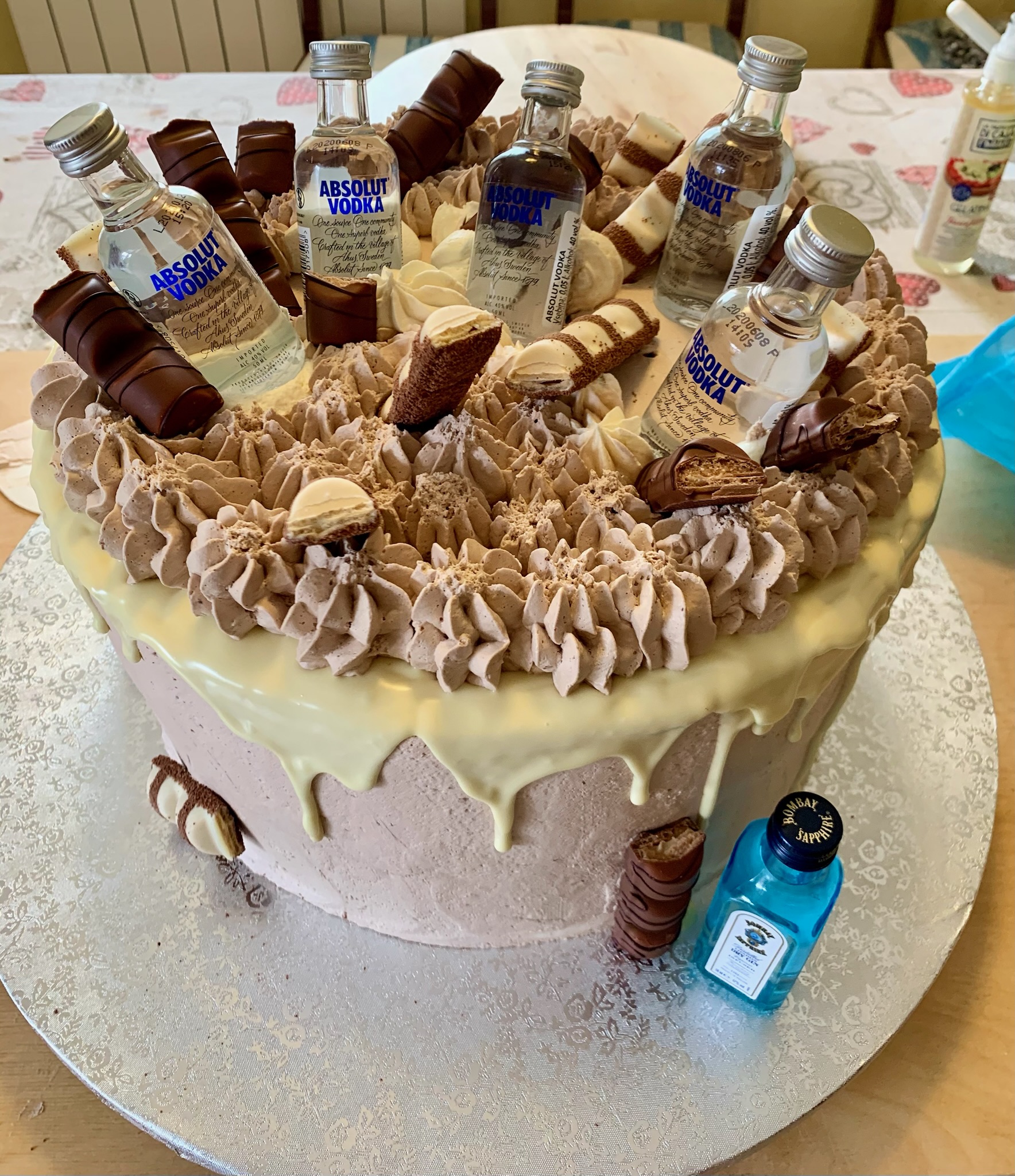 Torta Rotonda Crema Vodka Bottigliette Cioccolato