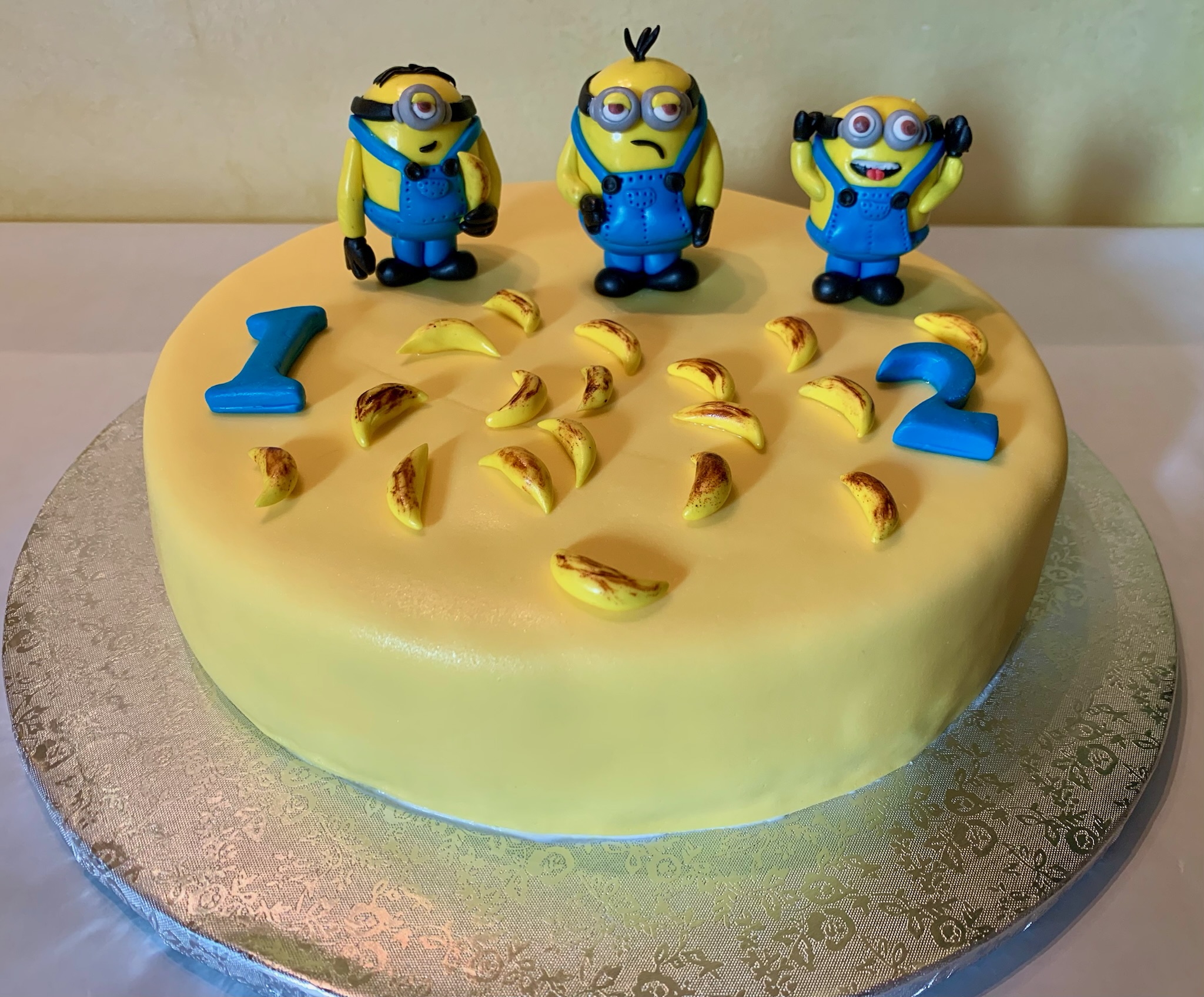 Torta Rotonda Gialla Minions Banane Blu 12