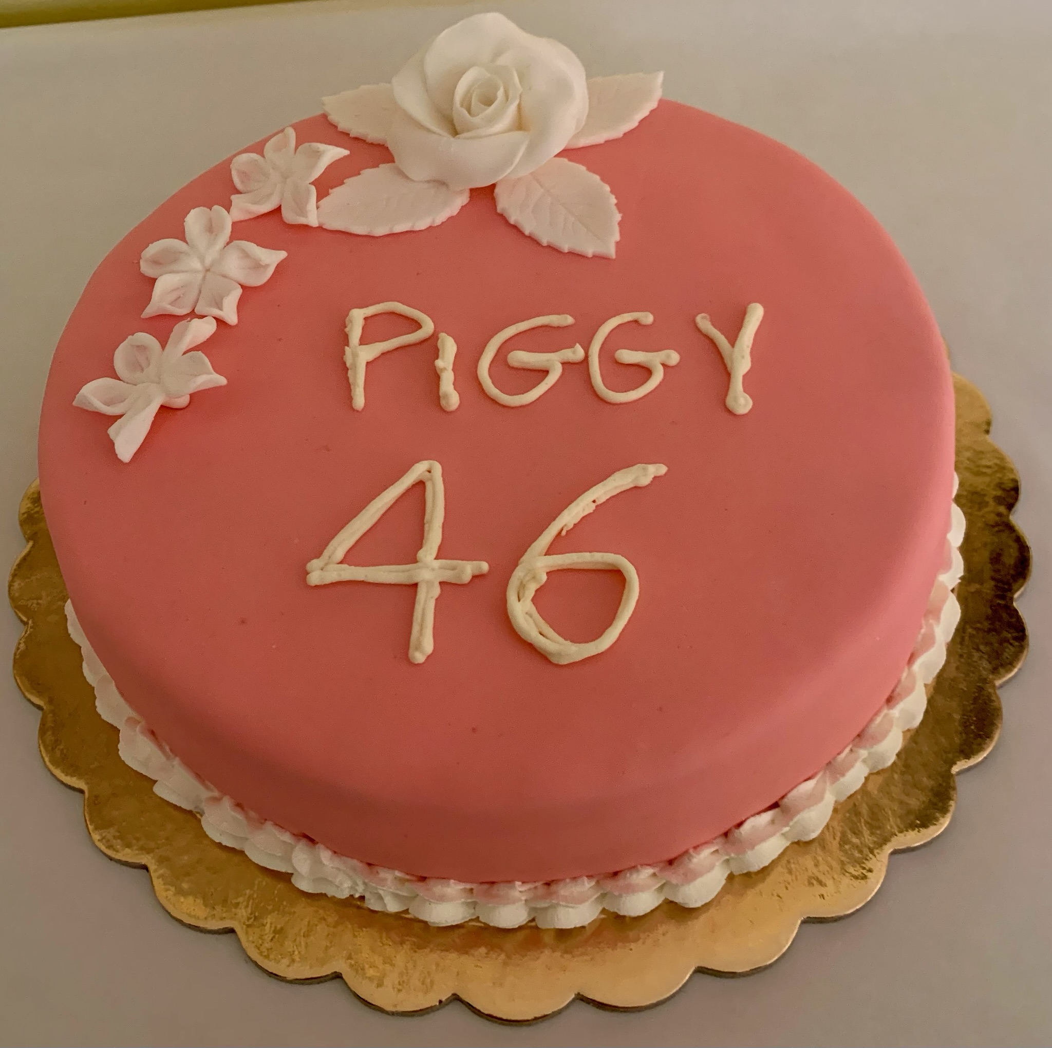 Torta Rotonda Rosa Corallo Rose Bianche Auguri 46