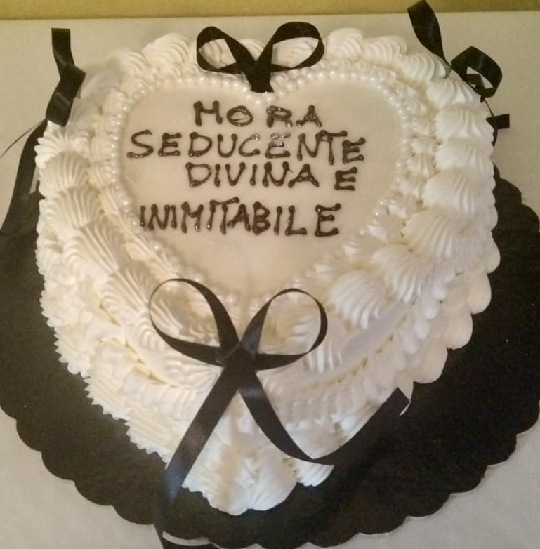 Torta Cuore Bianca Nera Scritta Mora Seducente