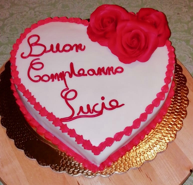 Torta Cuore Bianca Rose Rosse Buon Compleanno Lucie
