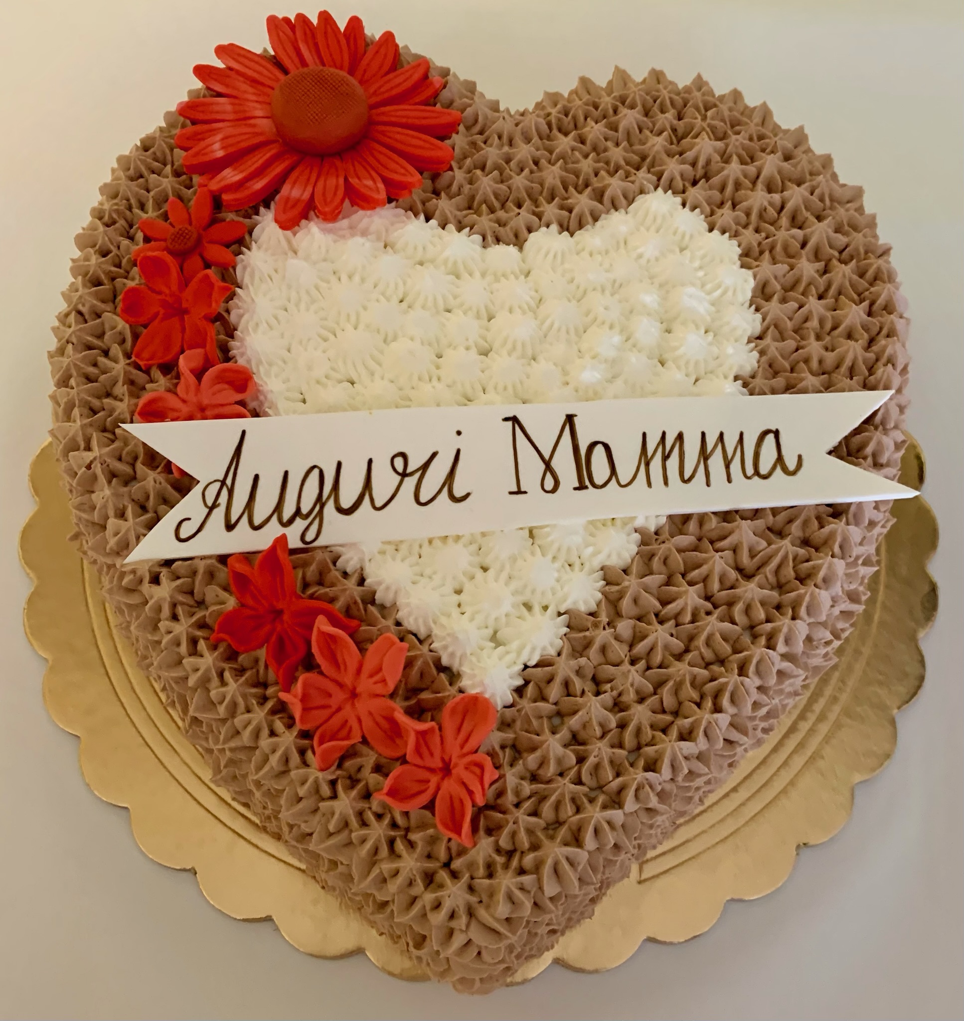 Torta Cuore Marrone Bianca Fiori Rossi Auguri Mamma