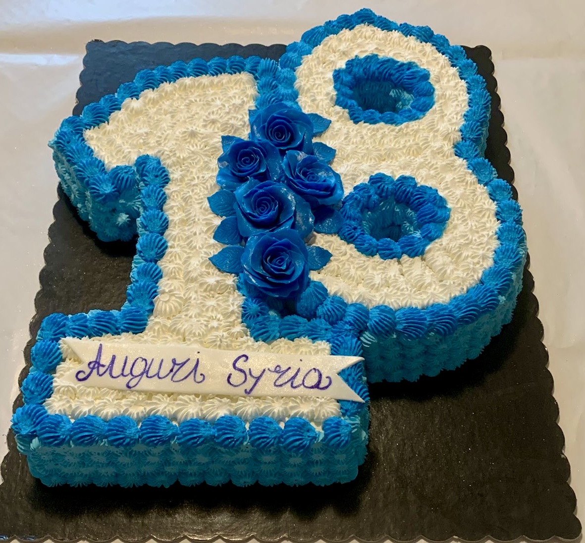 Torta Numero 18 Blu Bianca Rose Auguri Syria