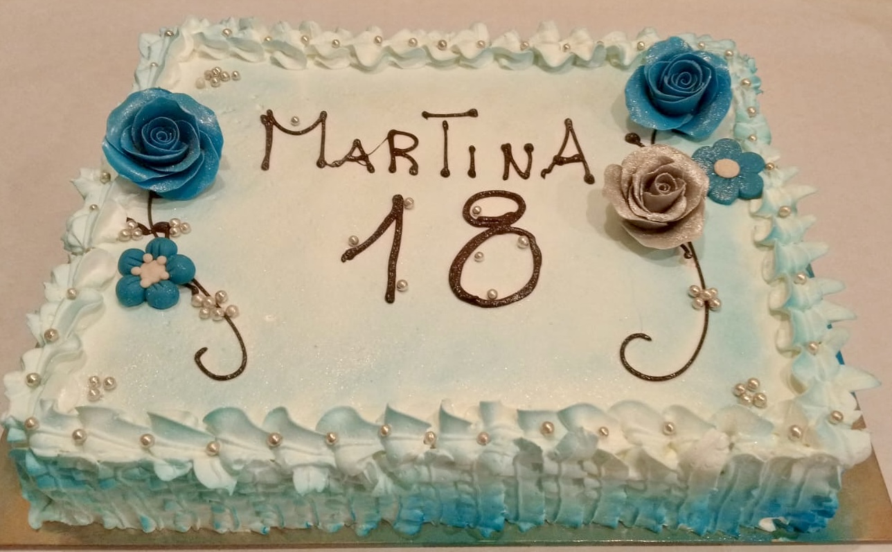 Torta Rettangolare Azzurra Bianca Rose Blu Martina 18