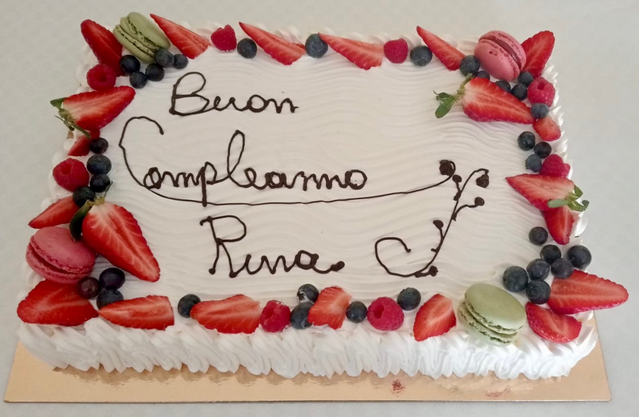 Torta Rettangolare Bianca Fragole Mirtilli Macarons Auguri Runa