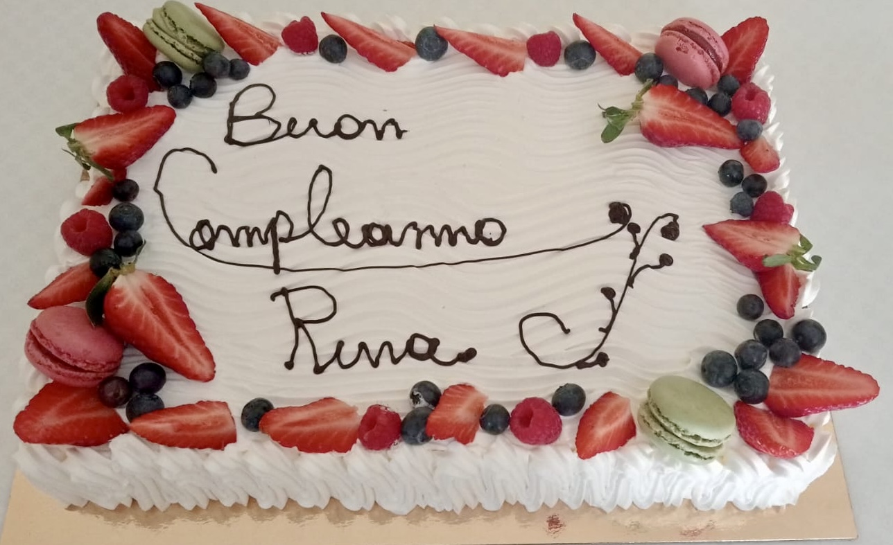 Torta Rettangolare Bianca Fragole Mirtilli Macarons Auguri Runa V2