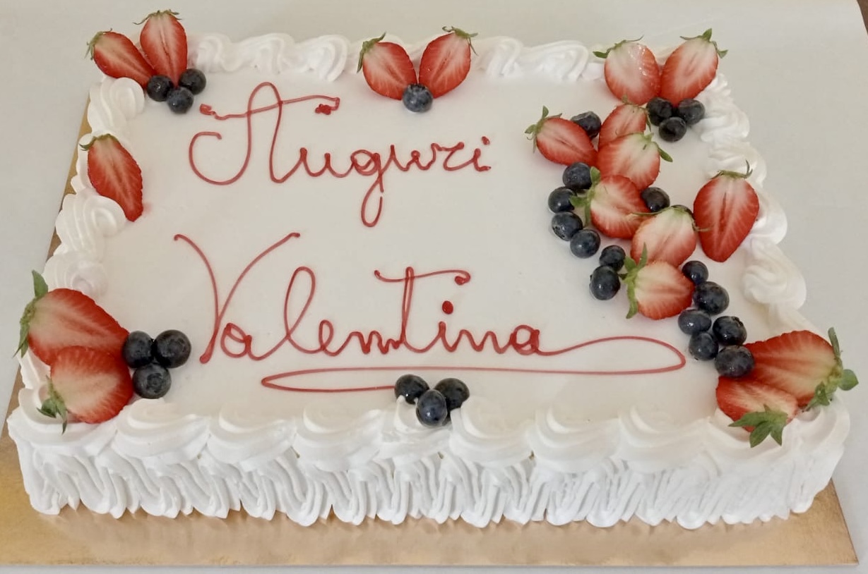 Torta Rettangolare Bianca Frutta Auguri Valentina