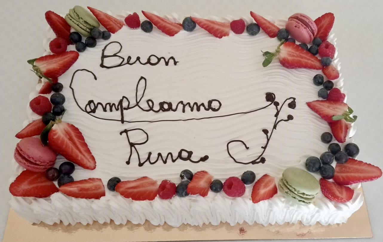 Torta Rettangolare Bianca Frutta Macarons Compleanno Runa