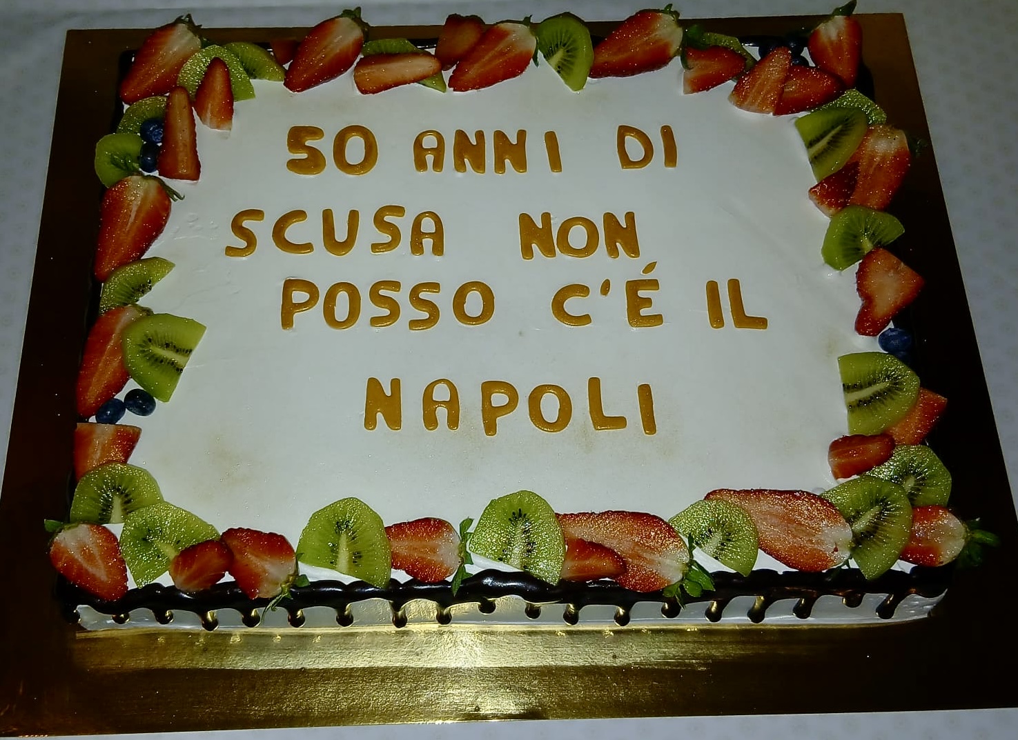 Torta Rettangolare Bianca Frutta Scritta 50 Anni Napoli