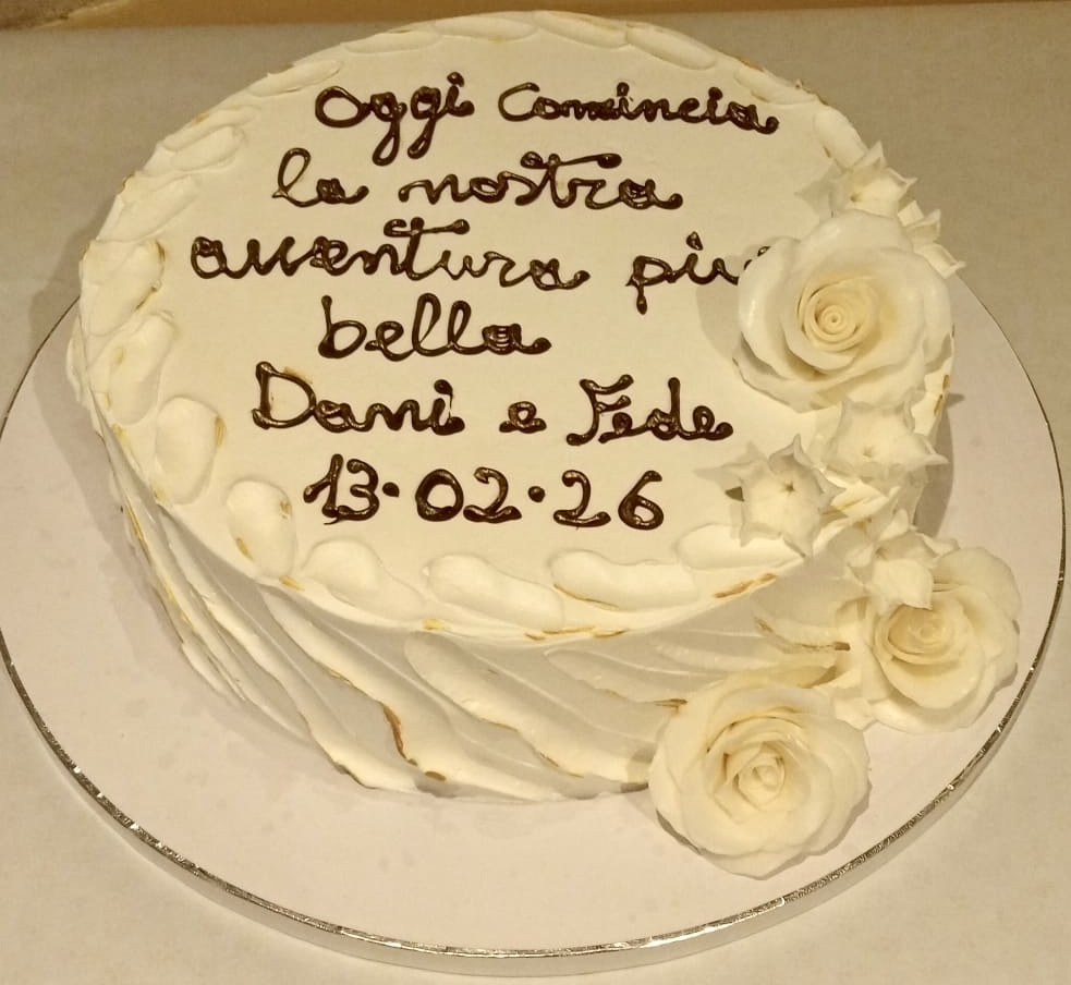 Torta Rotonda Bianca Rose Fidanzamento Dani Fede