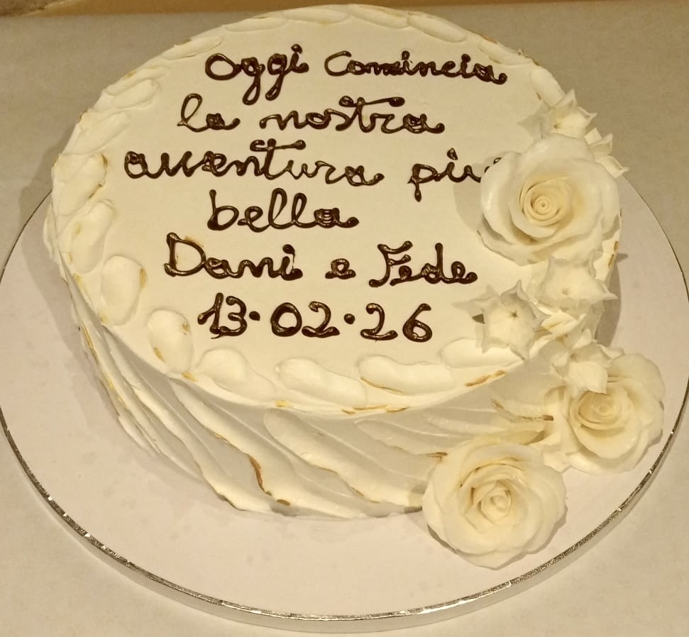 Torta Rotonda Bianca Rose Fidanzamento Dani Fede V2