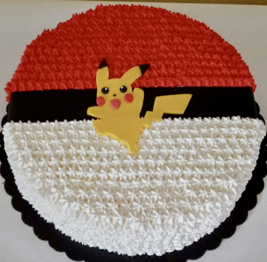 Torta Rotonda Rossa Bianca Nera Pokemon Pikachu